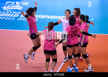 Shanghai, Chine, la province de Zhejiang. Dec 8, 2018. Les joueurs de Chonburi suprême célébrer lors d'un match de classement 5-8 entre cour suprême de Chonburi en Thaïlande et Volero Le Cannet de la France à la Women's Club de volleyball FIVB Championnat du Monde à Shanghai, la Chine de l'est la province du Zhejiang, le 8 décembre 2018. Volero Le Cannet a gagné 3-1. Credit : Huang Zongzhi/Xinhua/Alamy Live News Banque D'Images