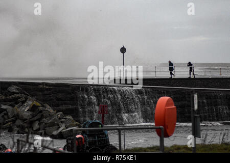 Aberystwyth, Pays de Galles, Royaume-Uni. Le 08 décembre, 2018. De forts vents et de grosses vagues s'écraser sur la côte. © Rhodri Jones/ Alamy Live News Banque D'Images