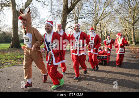 Battersea, Londres, Royaume-Uni. 8e Dec 2018. Des centaines inscrivez-vous l'Exécutez Santa annuel de bienfaisance dans Battersea Park. Crédit : Guy Josse/Alamy Live News Banque D'Images