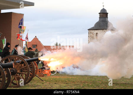 Magdeburg, Allemagne. Le 08 déc, 2018. Canonniers de divers clubs de tir et les guildes de Saxe-anhalt fire 15 canons en l'honneur de sainte Barbe, la patronne des canonniers à l'Klutturm. Le spectacle est pour un but pacifique, d'honorer le chrétien Barbara de Nikomedien, qui est, entre autres choses, le saint patron de l'artillerie, de démolition, maître armurier et cannoneer et est représenté avec un canon. Crédit : Peter Gercke/dpa-Zentralbild/ZB/dpa/Alamy Live News Banque D'Images