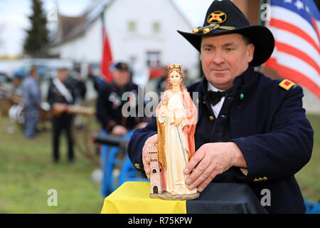 Magdeburg, Allemagne. Le 08 déc, 2018. Le Capitaine pétard Mirko Bock met en place une figure de Sainte Barbe, la patronne des canonniers, à l'Klutturm. Les pétards sont pour un but pacifique, pour honorer le canonisa Barbara von Nikomedien, qui est, entre autres choses, le saint patron de l'artillerie, de démolition, de maître canonnier et armurier incarné et représenté avec un canon. Crédit : Peter Gercke/dpa-Zentralbild/ZB/dpa/Alamy Live News Banque D'Images