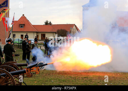 Magdeburg, Allemagne. Le 08 déc, 2018. Canonniers de divers clubs de tir et les guildes de Saxe-anhalt fire 15 canons en l'honneur de sainte Barbe, la patronne des canonniers à l'Klutturm. Le spectacle est pour un but pacifique, d'honorer le chrétien Barbara de Nikomedien, qui est, entre autres choses, le saint patron de l'artillerie, de démolition, maître armurier et cannoneer et est représenté avec un canon. Crédit : Peter Gercke/dpa-Zentralbild/ZB/dpa/Alamy Live News Banque D'Images