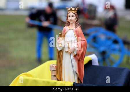 Magdeburg, Allemagne. Le 08 déc, 2018. Une figure de Sainte Barbe, la patronne des canonniers, photographié au cours d'un pétard à l'Klutturm. Les pétards sont pour un but pacifique, pour honorer le canonisa Barbara von Nikomedien, qui est, entre autres choses, le saint patron de l'artillerie, de démolition, de maître canonnier et armurier incarné et représenté avec un canon. Crédit : Peter Gercke/dpa-Zentralbild/ZB/dpa/Alamy Live News Banque D'Images