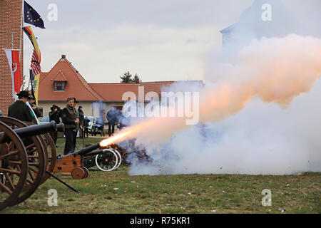 Magdeburg, Allemagne. Le 08 déc, 2018. Canonniers de divers clubs de tir et les guildes de Saxe-anhalt sont prêts à faire feu casse en l'honneur de sainte Barbe, la patronne des canonniers à l'Klutturm. Le spectacle est pour un but pacifique, d'honorer le chrétien Barbara de Nikomedien, qui est, entre autres choses, le saint patron de l'artillerie, de démolition, maître armurier et cannoneer et est représenté avec un canon. Crédit : Peter Gercke/dpa-Zentralbild/ZB/dpa/Alamy Live News Banque D'Images