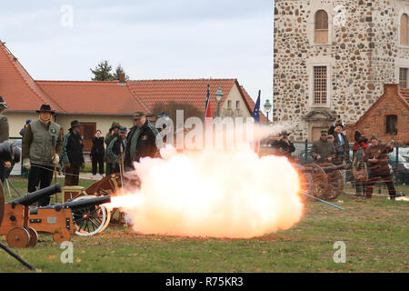 Magdeburg, Allemagne. Le 08 déc, 2018. Canonniers de divers clubs de tir et les guildes de Saxe-anhalt fire 15 canons en l'honneur de sainte Barbe, la patronne des canonniers à l'Klutturm. Le spectacle est pour un but pacifique, d'honorer le chrétien Barbara de Nikomedien, qui est, entre autres choses, le saint patron de l'artillerie, de démolition, maître armurier et cannoneer et est représenté avec un canon. Crédit : Peter Gercke/dpa-Zentralbild/ZB/dpa/Alamy Live News Banque D'Images