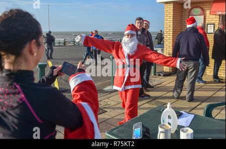 Brighton, Sussex, UK. Le 08 décembre 2018. Des centaines de Santas prendre part à l'exercice annuel Brighton Santa Dash le long du front de mer à Hove la collecte de fonds pour l'organisme de bienfaisance local Rockinghorse . Rockinghorse est un organisme de bienfaisance de la région de Brighton qui a été d'aider les enfants à Sussex depuis plus de 50 ans. Crédit : Simon Dack/Alamy Live News Banque D'Images