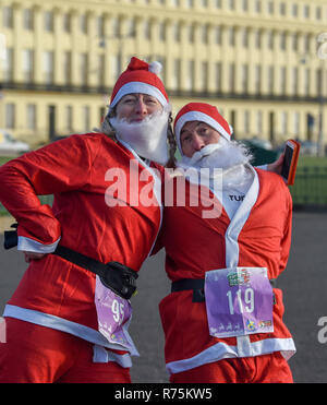 Brighton, Sussex, UK. Le 08 décembre 2018. Des centaines de Santas prendre part à l'exercice annuel Brighton Santa Dash le long du front de mer à Hove la collecte de fonds pour l'organisme de bienfaisance local Rockinghorse . Rockinghorse est un organisme de bienfaisance de la région de Brighton qui a été d'aider les enfants à Sussex depuis plus de 50 ans. Crédit : Simon Dack/Alamy Live News Banque D'Images