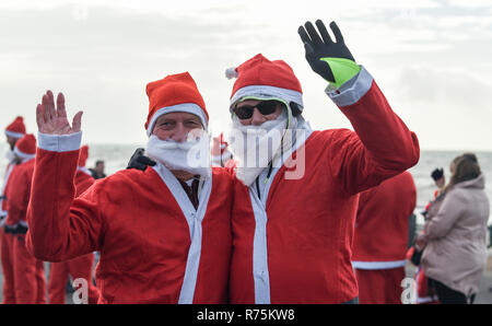 Brighton, Sussex, UK. Le 08 décembre 2018. Des centaines de Santas prendre part à l'exercice annuel Brighton Santa Dash le long du front de mer à Hove la collecte de fonds pour l'organisme de bienfaisance local Rockinghorse . Rockinghorse est un organisme de bienfaisance de la région de Brighton qui a été d'aider les enfants à Sussex depuis plus de 50 ans. Crédit : Simon Dack/Alamy Live News Banque D'Images