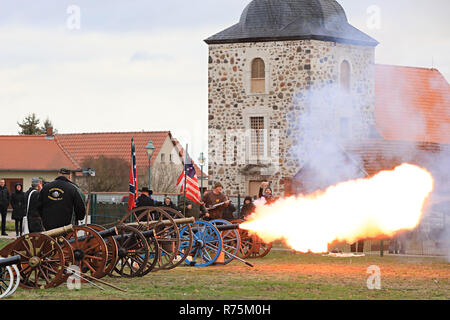 Magdeburg, Allemagne. Le 08 déc, 2018. Canonniers de divers clubs de tir et les guildes de Saxe-anhalt fire 15 canons en l'honneur de sainte Barbe, la patronne des canonniers à l'Klutturm. Le spectacle est pour un but pacifique, d'honorer le chrétien Barbara de Nikomedien, qui est, entre autres choses, le saint patron de l'artillerie, de démolition, maître armurier et cannoneer et est représenté avec un canon. Crédit : Peter Gercke/dpa-Zentralbild/ZB/dpa/Alamy Live News Banque D'Images