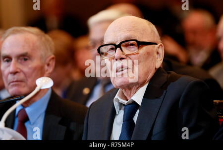 Kiev, Ukraine. 7 Décembre, 2018. Boris Paton, président de l'Ukraine la National Academy of Sciences (UNAS) depuis 1962, parle aux célébrations à l'Opéra national d'Ukraine à Kiev, Ukraine, le 7 décembre 2018. Le 100e anniversaire de la création de UNAS et le 100e anniversaire de son président Boris Paton ont été célébrées ici vendredi. Des centaines de personnes, y compris des haut fonctionnaires ukrainiens du gouvernement et du parlement et les scientifiques étrangers de renommée mondiale, se sont réunis à l'Opéra national d'Ukraine pour les célébrations. Crédit : Chen Junfeng/Xinhua/Alamy Live News Banque D'Images