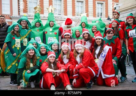 Covent Garden. Londres, Royaume-Uni. 8e Dec 2018 - Les participants prennent part à la 38e Grande course de pudding de Noël à Covent Garden la collecte de fonds pour le Cancer Research UK. La course organisée par le Comité de l'aide de la recherche sur le Cancer (CRAC) au profit de la recherche sur le cancer du Royaume-Uni. Credit : Dinendra Haria/Alamy Live News Banque D'Images