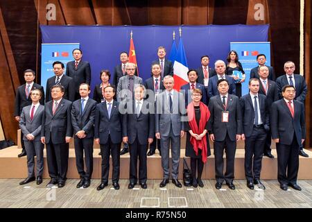 Paris, France. 7 Décembre, 2018. Le vice-Premier ministre chinois Hu Chunhua (5e L, à l'avant) et le ministre de l'économie et des finances, Bruno Le Maire (5e R, à l'avant) de poser pour des photos avec d'autres participants de haut niveau sino-françaises le sixième Dialogue économique et financier en France, à Paris, le 7 décembre 2018. La paire co-présidé le dialogue à Paris, qui avait pour thème "Construire une vision à long terme et à proximité de partenariat stratégique global sino-françaises." économique Crédit : Chen Yichen/Xinhua/Alamy Live News Banque D'Images