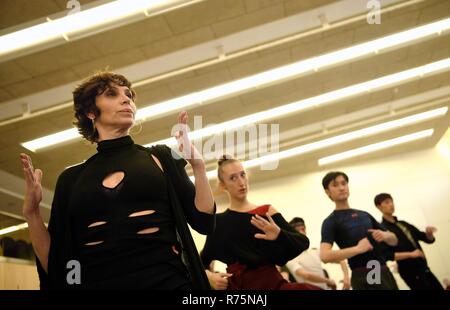 Madrid, Espagne. 7 Décembre, 2018. Aida Gomez (1re L), superviseur artistique de Madrid en Danza, Festival flamenco enseigne aux acteurs avec le Ballet National de Chine (NBC) dans le théâtre de canal à Madrid, Espagne, le 7 décembre 2018. Dans le cadre du Festival Madrid en Danza, NBC's ballet classique Détachement féminin rouge a été effectuée en Espagne à partir du 5 décembre au 7 décembre. Son actuel directeur Feng Ying a également invité Aida Gomez pour enseigner à ses acteurs danse flamenco. Credit : Guo Qiuda/Xinhua/Alamy Live News Banque D'Images