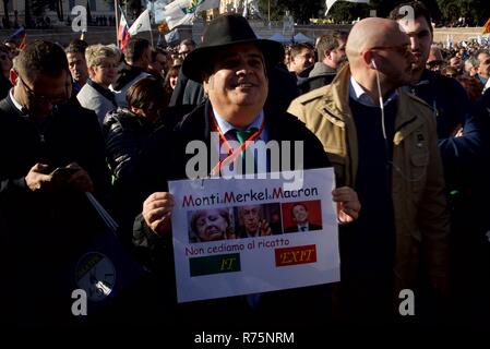 Rome, Italie. 8 Décembre, 2018 : Un homme d'un signe de l'UE au cours de Matteo Salvini pour son discours. "Nous ne céderons pas au chantage - ITEXIT' Credit : Giuseppe Barletta/Alamy Live News Crédit : Giuseppe Barletta/Alamy Live News Banque D'Images