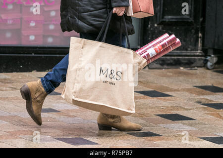 Marks and Spencer sac de shopping M&S Christmas Shopping. Shopping de Noël dans les rues hautes de Blackpool dans Lancashire. Avec un peu plus de deux semaines jusqu'au début de la période festive, les acheteurs avertis remplissent leurs sacs avec les derniers indispensables pour la famille et les amis. Banque D'Images