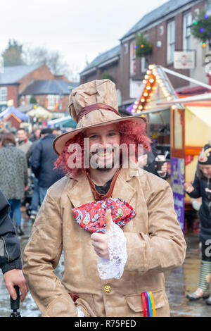 Lymm, Cheshire, Royaume-Uni. 8 décembre 2018. Le festival Dickens Lymm annuel a eu lieu à Lymm, Cheshire, Angleterre, Royaume-Uni. L'événement a eu lieu depuis plus d'un quart de siècle en Lymm Village. Chaque année, le Lymm communauté se réunit avec le soutien de la paroisse de Lymm Conseil de prendre le village dans le temps à une autre époque, quand Dickens était vivant, et où vous pourriez voir Ebenezer Scrooge en flânant dans les rues. Crédit : John Hopkins/Alamy Live News Banque D'Images