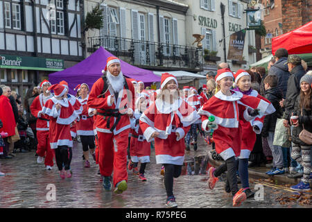 Lymm, Cheshire, Royaume-Uni. 8 décembre 2018. Le festival Dickens Lymm annuel a eu lieu à Lymm, Cheshire, Angleterre, Royaume-Uni. L'événement a eu lieu depuis plus d'un quart de siècle en Lymm Village. Chaque année, le Lymm communauté se réunit avec le soutien de la paroisse de Lymm Conseil de prendre le village dans le temps à une autre époque, quand Dickens était vivant, et où vous pourriez voir Ebenezer Scrooge en flânant dans les rues. Crédit : John Hopkins/Alamy Live News Banque D'Images