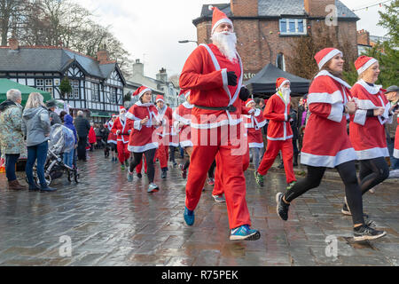 Lymm, Cheshire, Royaume-Uni. 8 décembre 2018. Le festival Dickens Lymm annuel a eu lieu à Lymm, Cheshire, Angleterre, Royaume-Uni. L'événement a eu lieu depuis plus d'un quart de siècle en Lymm Village. Chaque année, le Lymm communauté se réunit avec le soutien de la paroisse de Lymm Conseil de prendre le village dans le temps à une autre époque, quand Dickens était vivant, et où vous pourriez voir Ebenezer Scrooge en flânant dans les rues. Crédit : John Hopkins/Alamy Live News Banque D'Images