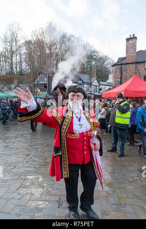 Lymm, Cheshire, Royaume-Uni. 8 décembre 2018. Le festival Dickens Lymm annuel a eu lieu à Lymm, Cheshire, Angleterre, Royaume-Uni. L'événement a eu lieu depuis plus d'un quart de siècle en Lymm Village. Chaque année, le Lymm communauté se réunit avec le soutien de la paroisse de Lymm Conseil de prendre le village dans le temps à une autre époque, quand Dickens était vivant, et où vous pourriez voir Ebenezer Scrooge en flânant dans les rues. Crédit : John Hopkins/Alamy Live News Banque D'Images