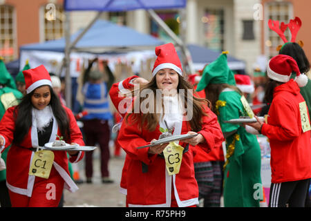 London, UK.8e décembre 2018. Les participants sont vus au cours de la 38e Grande course de pudding de Noël à Covent Garden pour lever des fonds pour Cancer Research UK. La course a été organisée par le Comité de l'aide de la recherche sur le Cancer (CRAC) au profit de la recherche sur le cancer du Royaume-Uni. Credit : Dinendra Haria SOPA/Images/ZUMA/Alamy Fil Live News Banque D'Images