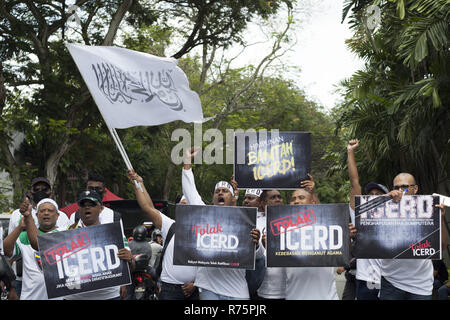 Kuala Lumpur, Malaisie. 8 Décembre, 2018. Vu les manifestants holding des pancartes et scandé des slogans durant la CIEDR 812 Rally.Des milliers de partisans de l'Organisation nationale malaise (UMNO) Organisations, Parti islamique malaisien (PAS) et de l'homme malais des groupes se sont réunis à Dataran Merdeka à Kuala Lumpur pour célébrer la décision du gouvernement de rejeter la ratification de la Convention internationale des Nations Unies sur l'élimination de toutes les formes de discrimination raciale : Aizzat Crédit Nordin SOPA/Images/ZUMA/Alamy Fil Live News Banque D'Images