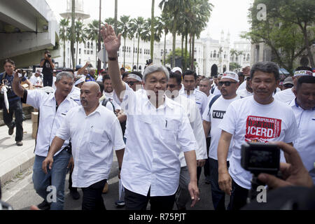 Kuala Lumpur, Malaisie. 8 Décembre, 2018. L'UMNO Président Ahmad Zahid Hamidi (C) vu forme à ses partisans en face de la Mosquée Nationale au cours de l'ICERD 812 Rally.Des milliers de partisans de l'Organisation nationale malaise (UMNO) Organisations, Parti islamique malaisien (PAS) et de l'homme malais des groupes se sont réunis à Dataran Merdeka à Kuala Lumpur pour célébrer la décision du gouvernement de rejeter la ratification de la Convention internationale des Nations Unies sur l'élimination de toutes les formes de discrimination raciale : Aizzat Crédit Nordin SOPA/Images/ZUMA/Alamy Fil Live News Banque D'Images