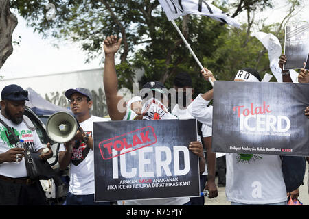 Kuala Lumpur, Malaisie. 8 Décembre, 2018. Vu les manifestants holding des pancartes et scandé des slogans durant la CIEDR 812 Rally.Des milliers de partisans de l'Organisation nationale malaise (UMNO) Organisations, Parti islamique malaisien (PAS) et de l'homme malais des groupes se sont réunis à Dataran Merdeka à Kuala Lumpur pour célébrer la décision du gouvernement de rejeter la ratification de la Convention internationale des Nations Unies sur l'élimination de toutes les formes de discrimination raciale : Aizzat Crédit Nordin SOPA/Images/ZUMA/Alamy Fil Live News Banque D'Images