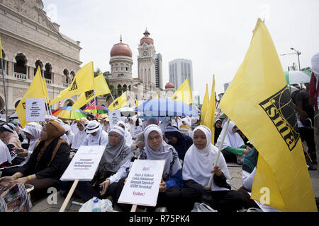 Kuala Lumpur, Malaisie. 8 Décembre, 2018. Vu les femmes avec des pancartes et des drapeaux au cours de l'Anti-ICERD 812 Rally.Des milliers de partisans de l'Organisation nationale malaise (UMNO) Organisations, Parti islamique malaisien (PAS) et de l'homme malais des groupes se sont réunis à Dataran Merdeka à Kuala Lumpur pour célébrer la décision du gouvernement de rejeter la ratification de la Convention internationale des Nations Unies sur l'élimination de toutes les formes de discrimination raciale : Aizzat Crédit Nordin SOPA/Images/ZUMA/Alamy Fil Live News Banque D'Images