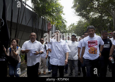 Kuala Lumpur, Malaisie. 8 Décembre, 2018. L'UMNO Président Ahmad Zahid Hamidi (C) vu forme à ses partisans en face de la Mosquée Nationale au cours de l'ICERD 812 Rally.Des milliers de partisans de l'Organisation nationale malaise (UMNO) Organisations, Parti islamique malaisien (PAS) et de l'homme malais des groupes se sont réunis à Dataran Merdeka à Kuala Lumpur pour célébrer la décision du gouvernement de rejeter la ratification de la Convention internationale des Nations Unies sur l'élimination de toutes les formes de discrimination raciale : Aizzat Crédit Nordin SOPA/Images/ZUMA/Alamy Fil Live News Banque D'Images