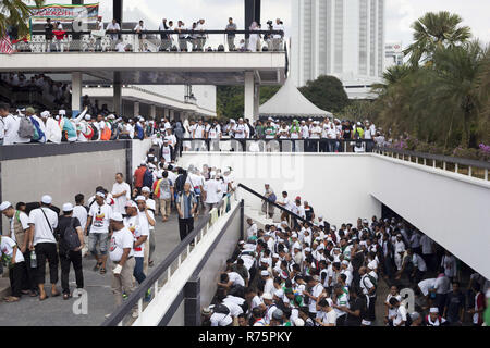 Kuala Lumpur, Malaisie. 8 Décembre, 2018. Vu les manifestants se sont réunis à la Mosquée nationale avant la marche.Des milliers de partisans de l'Organisation nationale malaise (UMNO) Organisations, Parti islamique malaisien (PAS) et de l'homme malais des groupes se sont réunis à Dataran Merdeka à Kuala Lumpur pour célébrer la décision du gouvernement de rejeter la ratification de la Convention internationale des Nations Unies sur l'élimination de toutes les formes de discrimination raciale : Aizzat Crédit Nordin SOPA/Images/ZUMA/Alamy Fil Live News Banque D'Images