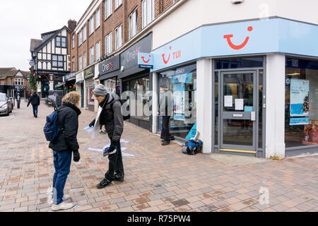 Beckenham, Londres, Royaume-Uni. 08 décembre 2018. Peta (People for the Ethical Treatment of Animals) organiser une manifestation devant les locaux de TUI Travel Agents à Beckenham, dans le sud de Londres. Ils protestent à propos de la vente de billets à Seaworld parcs d'animaux marins aux Etats-Unis, lorsqu'ils allèguent un traitement cruel des animaux. UrbanImages/Alamy Live News Banque D'Images