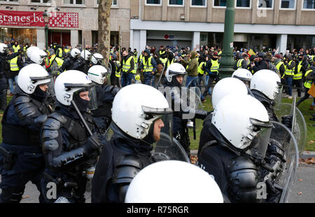 Bruxelles, Belgique. Dec 8, 2018. Les manifestants de la 'jaune' en conflit avec les forces de police au cours d'une manifestation au centre-ville de Bruxelles, Belgique, 8 décembre 2018. Credit : Ye Pingfan/Xinhua/Alamy Live News Banque D'Images