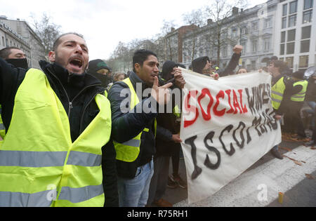 Bruxelles, Belgique. Dec 8, 2018. Les manifestants de la "jaune" d'assister à une démonstration au centre-ville de Bruxelles, Belgique, 8 décembre 2018. Credit : Ye Pingfan/Xinhua/Alamy Live News Banque D'Images