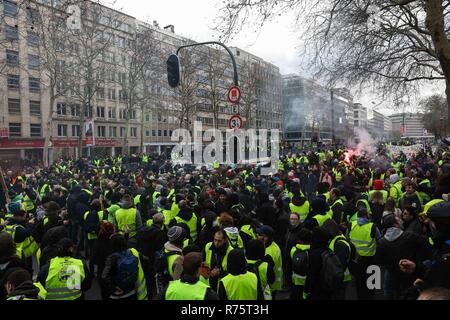 Bruxelles, Belgique. Dec 8, 2018. 'Jaune' manifestants réunis à Bruxelles, capitale de la Belgique, le 8 décembre 2018. Credit : Zheng Huansong/Xinhua/Alamy Live News Banque D'Images