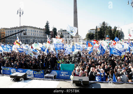 Rome, Italie. 8 décembre 2018. Vue générale 8 décembre 2018 Rome. Rassemblement du Parti de la Lega Nord italiens 'premier' sur la Piazza del Popolo. Crédit : Foto Insidefoto insidefoto srl/Alamy Live News Banque D'Images