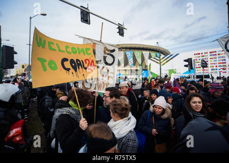 Katowice, Pologne. Dec 8, 2018. Vu les gens portant des banderoles, des pancartes et des drapeaux au cours de la Marche pour le climat Mars.au cours de la conférence des Nations Unies sur les changements climatiques (COP24).La 2018 Conférence des Nations Unies sur les changements climatiques (COP24) se déroule entre le 2 au 14 décembre à Katowice, Pologne. Credit : Omar Marques/SOPA Images/ZUMA/Alamy Fil Live News Banque D'Images