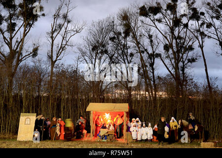 Magdeburg, Allemagne. Le 08 déc, 2018. Acteurs laïcs jouer l'histoire de Noël dans le Sohlener montagnes près de Magdebourg (Saxe-Anhalt). Le 'traditionnel' est un Waldweihnacht Beyendorfer nativité jouer à l'air libre et a lieu pour la 16ème fois. La naissance de Jésus est racontée dans le cadre idyllique de l'Sohlener Berge. Crédit : Peter Gercke/dpa-Zentralbild/ZB/dpa/Alamy Live News Banque D'Images