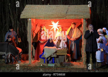 Magdeburg, Allemagne. Le 08 déc, 2018. Acteurs laïcs jouer l'histoire de Noël dans le Sohlener montagnes près de Magdebourg (Saxe-Anhalt). Le 'traditionnel' est un Waldweihnacht Beyendorfer nativité jouer à l'air libre et a lieu pour la 16ème fois. La naissance de Jésus est racontée dans le cadre idyllique de l'Sohlener Berge. Crédit : Peter Gercke/dpa-Zentralbild/ZB/dpa/Alamy Live News Banque D'Images