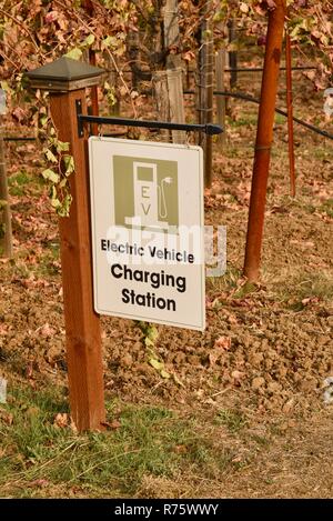 Inscrivez-vous à la station de recharge de véhicules électriques EV de parkings, de la vigne le long de la route de Quivira Vignobles, Healdsburg, CA, USA Banque D'Images