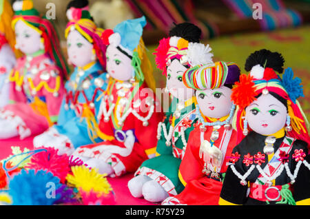 Poupées en tricot coloré, Baan Tong Luang, Thaïlande Banque D'Images