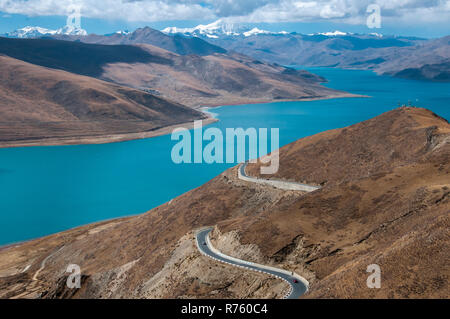 (Le Lac Yamdrok Tso), Tibet, Chine, négligé par Mt Noijin Kangtsang (7191m) Banque D'Images