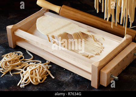 Décisions tagliolini Pasta alla Chitarra avec un outil Banque D'Images