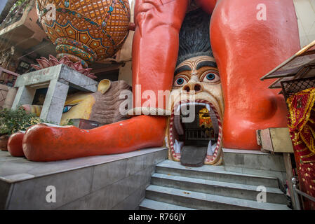 Entrée en forme de bouche ouverte au temple Jhandewalan Hanuman, New Delhi, Inde Banque D'Images