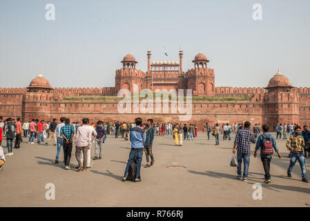 Les gens devant le complexe de Red fort, Old Delhi, Inde Banque D'Images