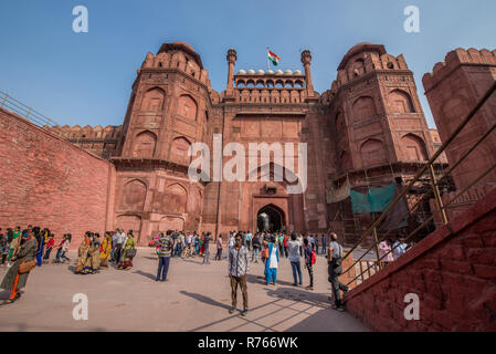 Personnes en face de la porte de Lahore, fort Rouge, Old Delhi, Inde Banque D'Images