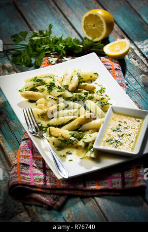 Salade d'asperges à l'asperge blanche,Ciboulette Persil plat,dans une vinaigrette vinaigre moutarde légumes,studio Banque D'Images