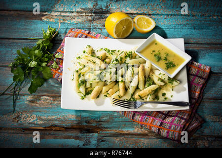 Salade d'asperges à l'asperge blanche,Ciboulette Persil plat,dans une vinaigrette vinaigre moutarde légumes,studio Banque D'Images