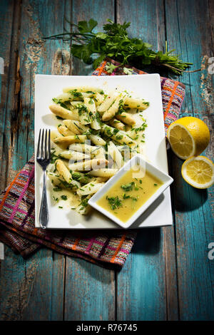 Salade d'asperges à l'asperge blanche,Ciboulette Persil plat,dans une vinaigrette vinaigre moutarde légumes,studio Banque D'Images