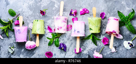 De l'été glace à la vanille avec des fleurs fraîches et de menthe Banque D'Images