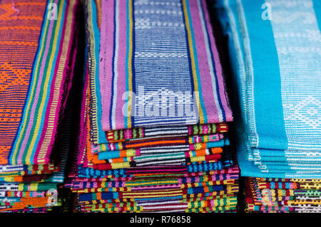 Tissé tissu traditionnel tais foulards à Dili, East Timor Leste Banque D'Images